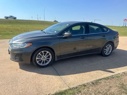 Used 2020 Ford Fusion SE FWD image 2