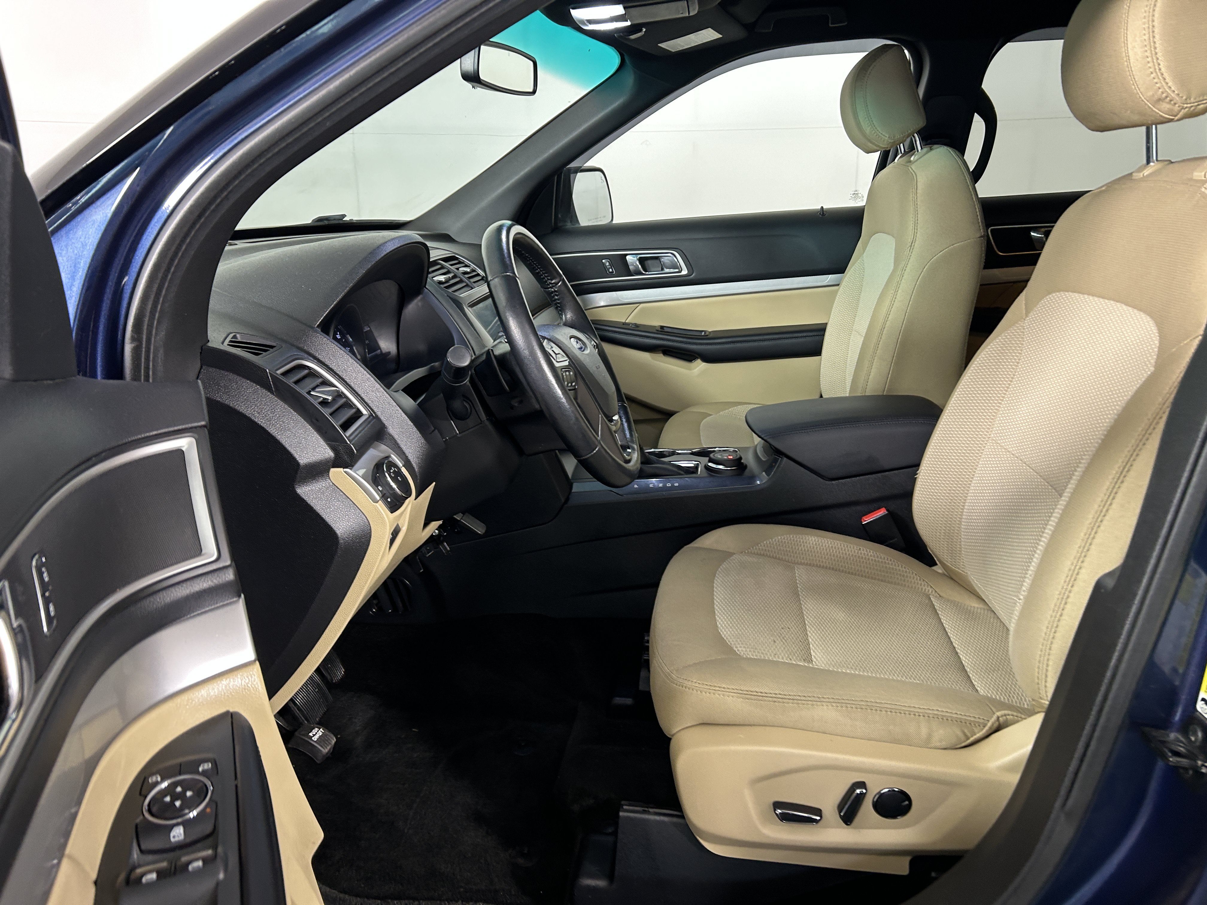 Used 2017 Ford Explorer XLT w/ Equipment Group 201A AWD/4WD image 11