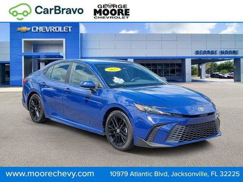 Used 2025 Toyota Camry SE FWD image 1