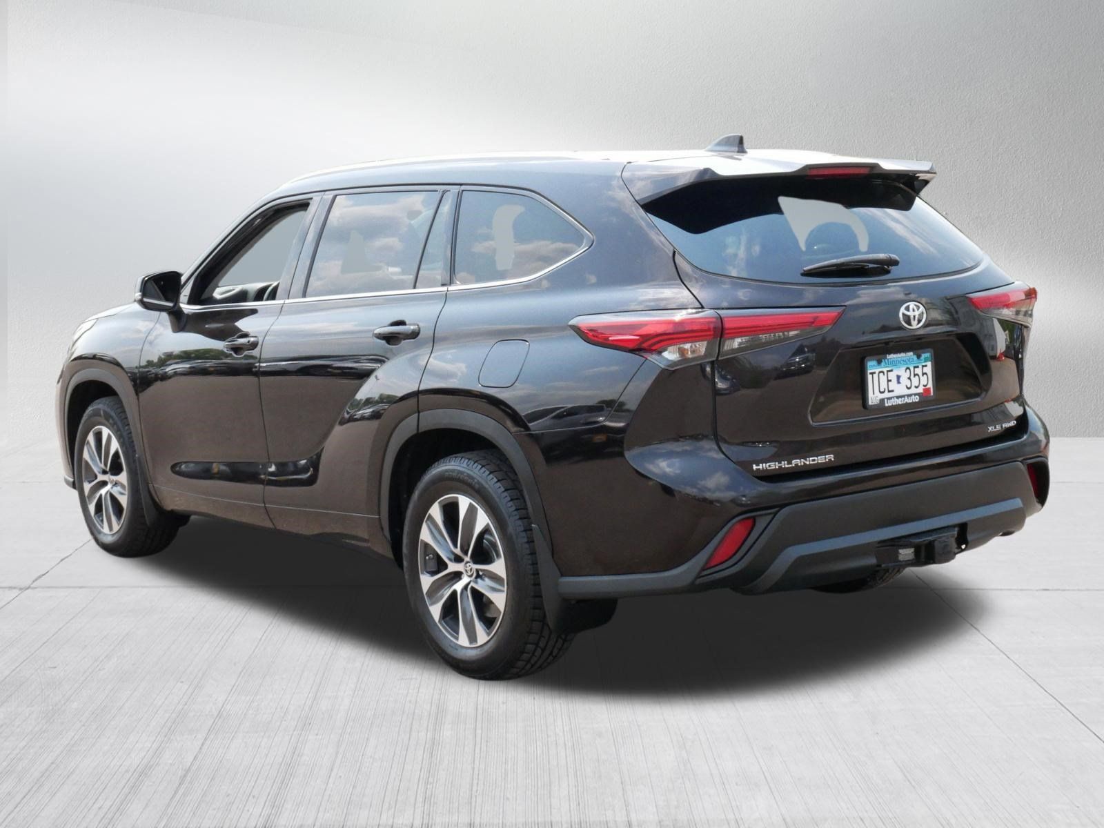 Used 2022 Toyota Highlander XLE AWD/4WD image 5