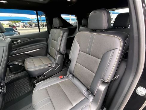 Used 2025 Chevrolet Traverse High Country image 21