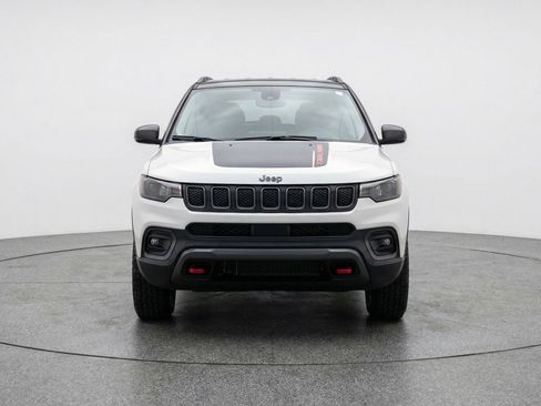 Used 2025 Jeep Compass Trailhawk AWD/4WD image 2