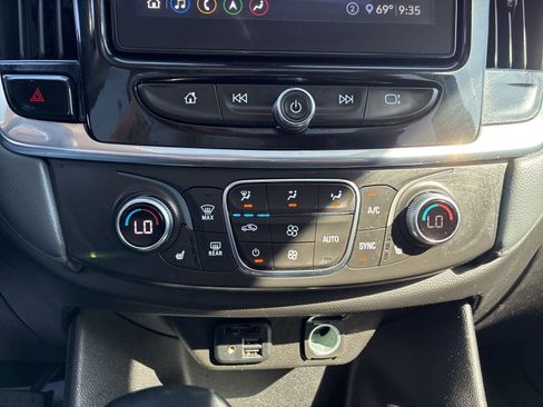 Used 2021 Chevrolet Traverse LT w/ LT Premium Package AWD/4WD image 22