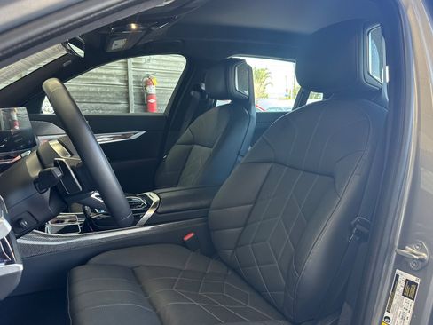 Used 2023 BMW i7 xDrive60 AWD/4WD image 5