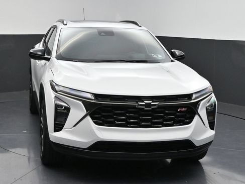 Used 2026 Chevrolet Trax RS w/ Sunroof Package FWD image 2