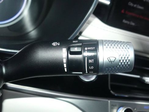 Used 2025 Genesis G70 2.5T image 31