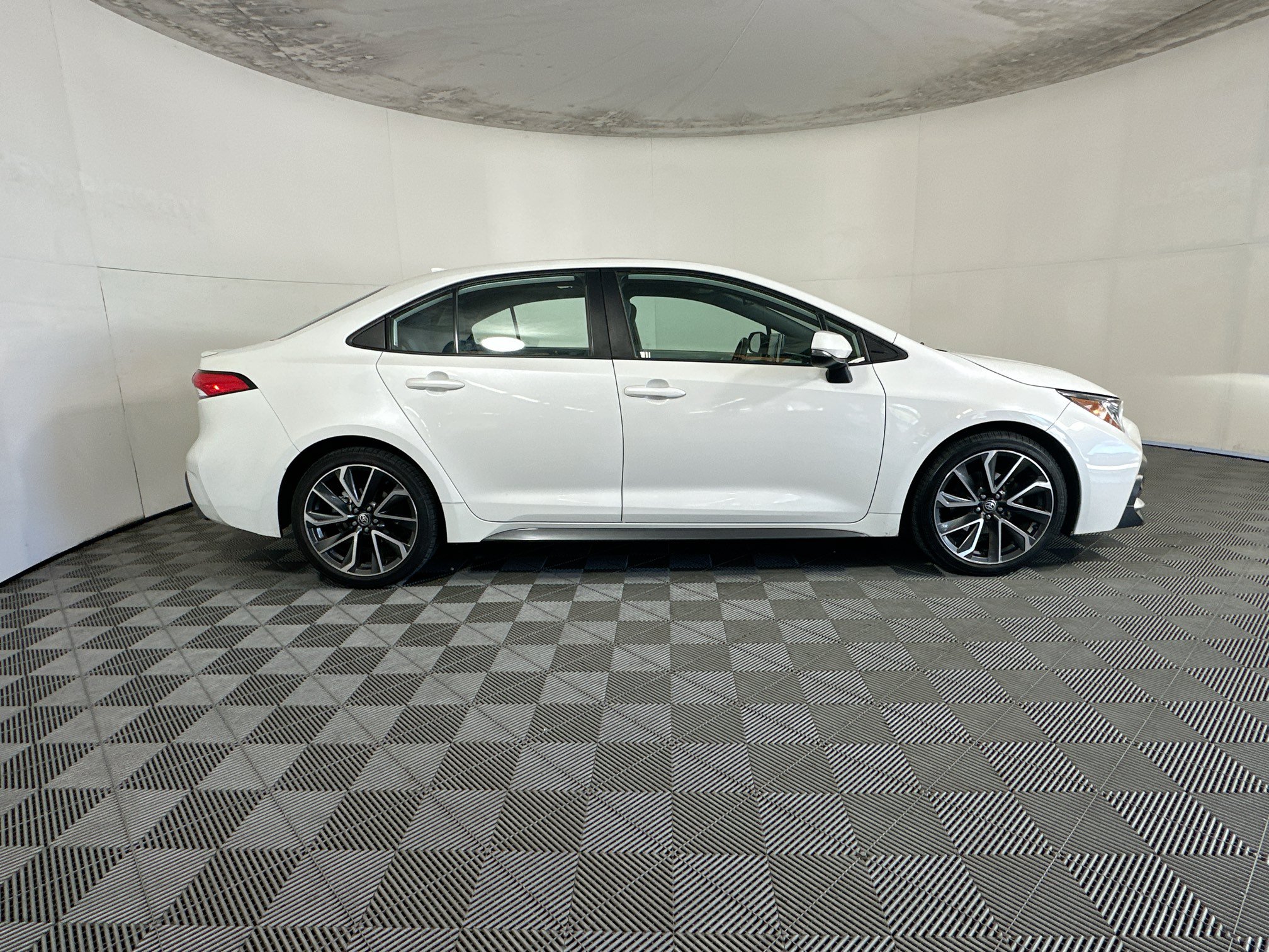 Used 2020 Toyota Corolla SE w/ SE Premium Package FWD image 2