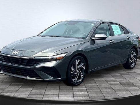 Used 2025 Hyundai Elantra SEL FWD image 1