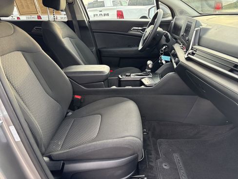 Used 2025 Kia Sportage LX FWD image 17