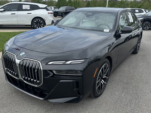 Certified 2025 BMW i7 xDrive60 w/ Premium Package AWD/4WD image 5