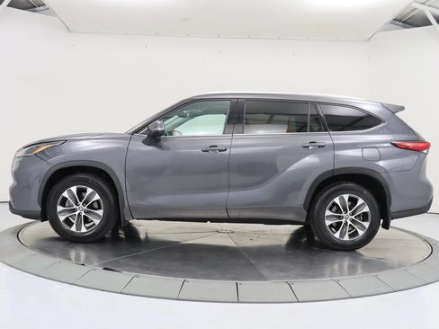Used 2021 Toyota Highlander XLE AWD/4WD image 2