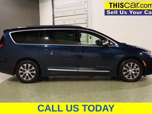 Used 2025 Chrysler Pacifica Pinnacle FWD image 9