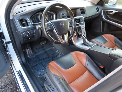 Used 2018 Volvo V60 T5 Cross Country w/ Convenience Package image 8