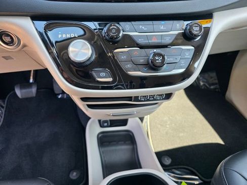Used 2023 Chrysler Pacifica Touring-L FWD image 20