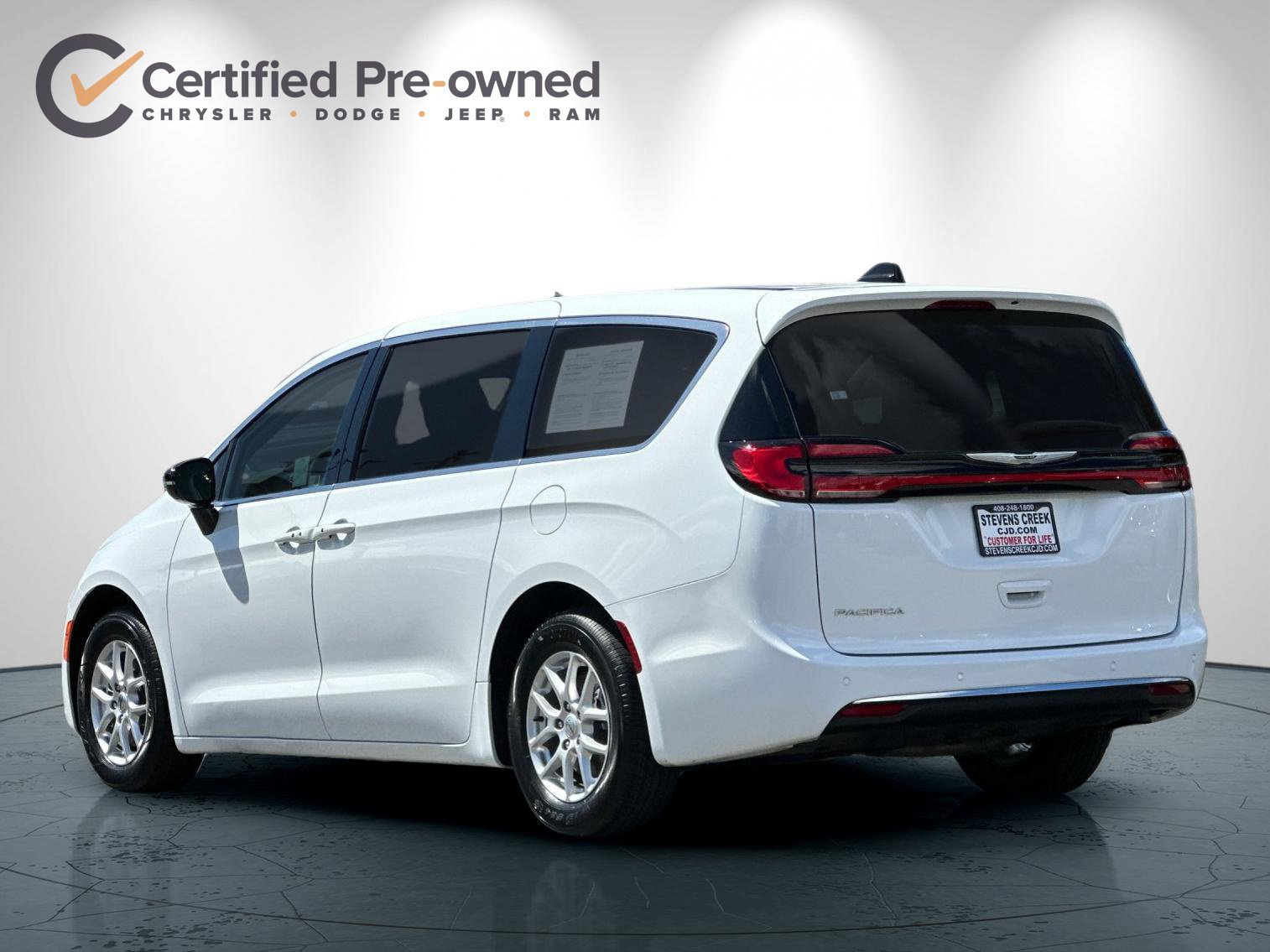 Used 2024 Chrysler Pacifica Touring-L FWD image 6