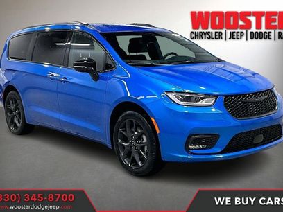 New 2026 Chrysler Pacifica Select w/ S Appearance Package