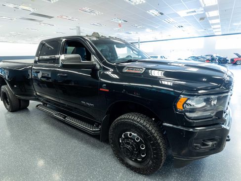 Used 2022 RAM 3500 Big Horn w/ Night Edition AWD/4WD image 4
