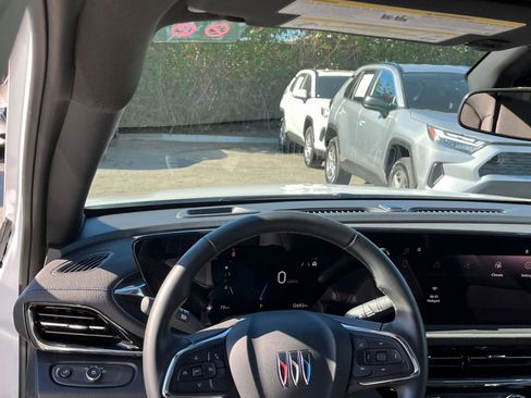 Used 2025 Buick Envista Sport Touring image 34