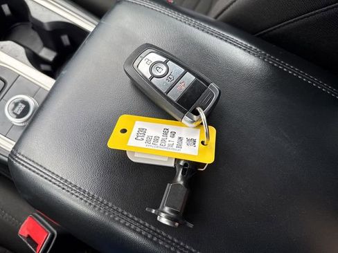 Used 2021 Ford Explorer XLT image 30