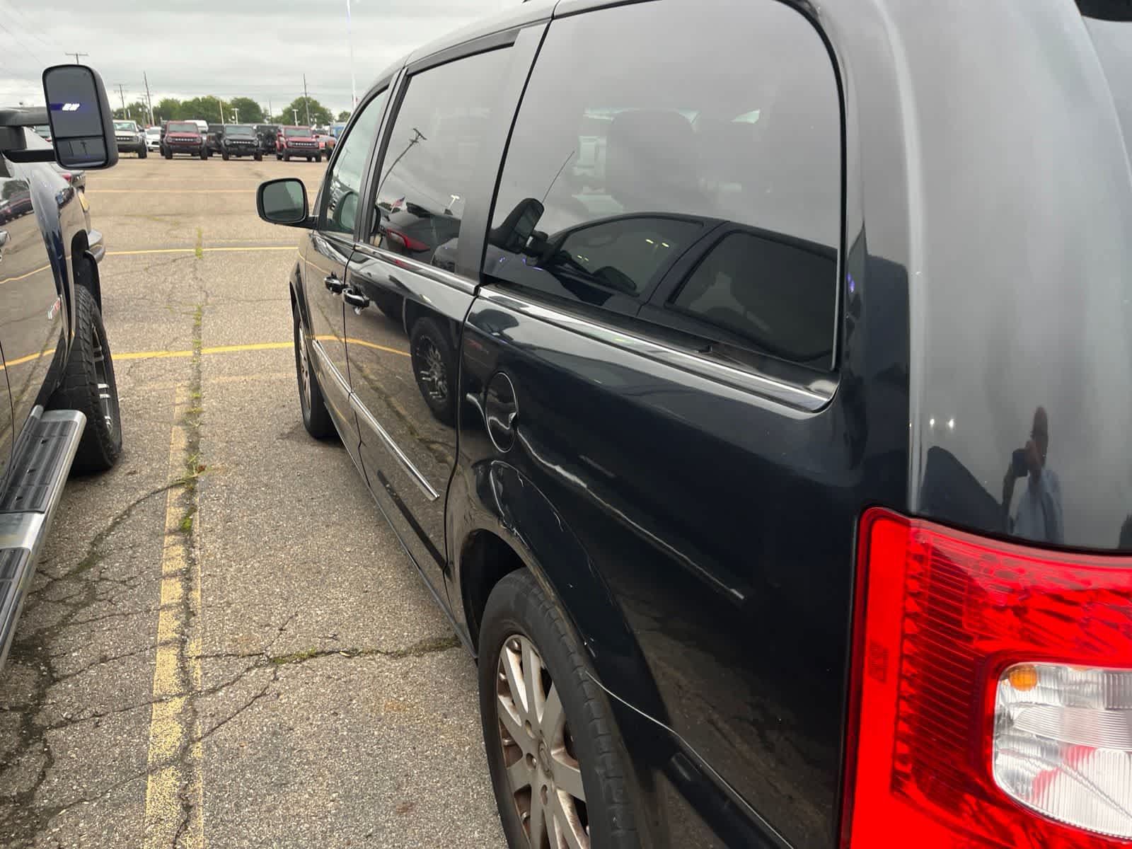 Used 2013 Chrysler Town & Country Touring FWD image 11