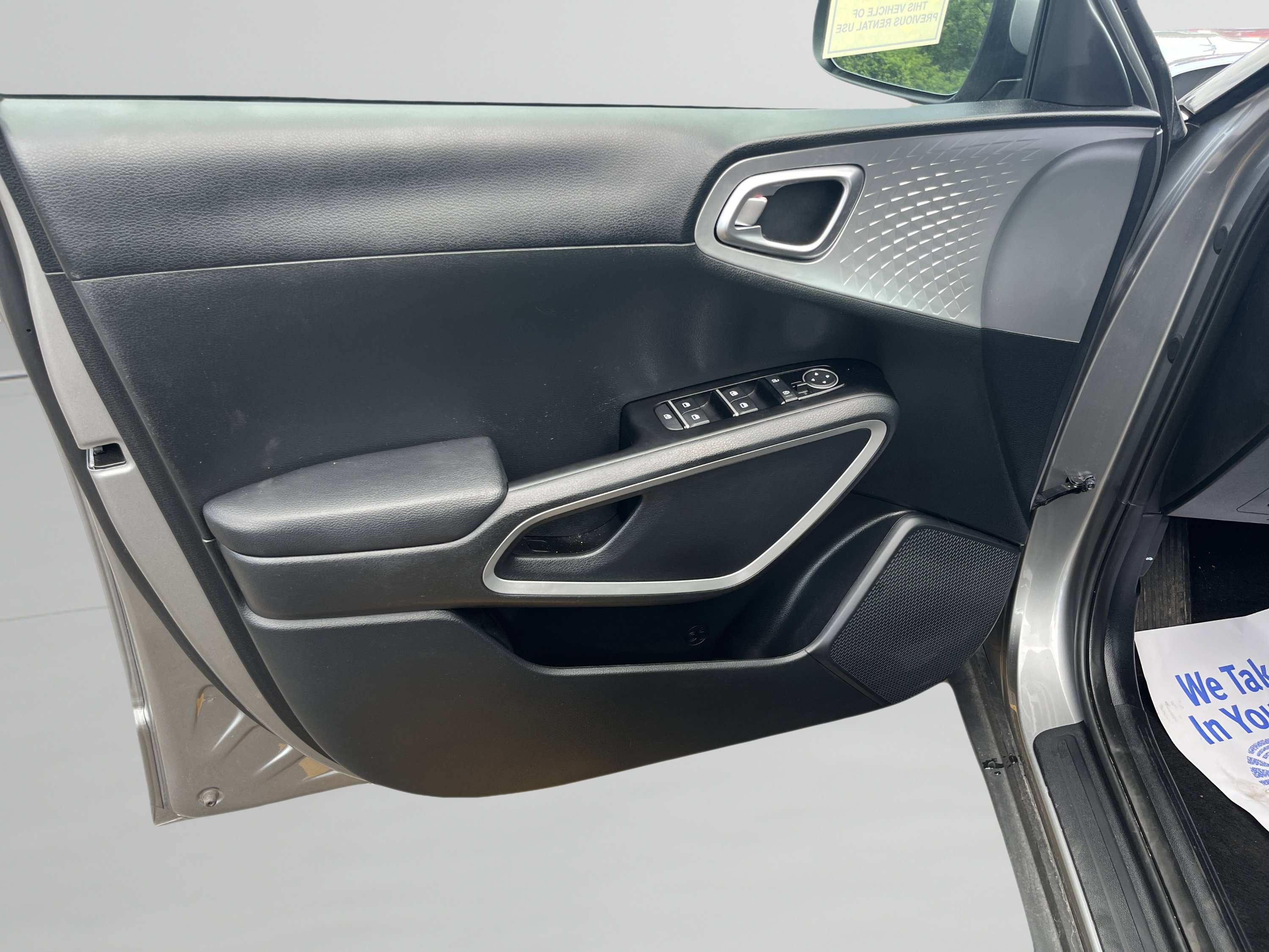 Used 2025 Kia Soul LX w/ LX Technology Package FWD image 26