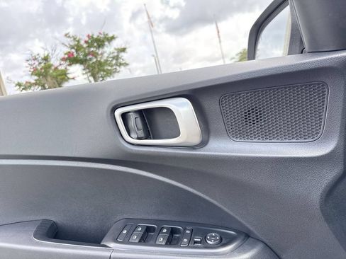 Used 2025 Hyundai Venue SEL FWD image 15