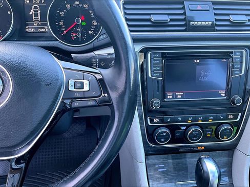 Used 2018 Volkswagen Passat 2.0T SE image 25