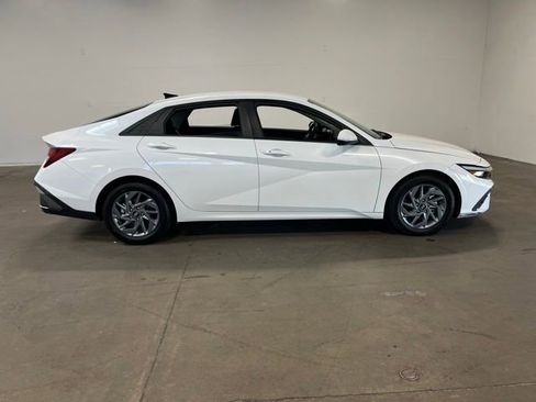 Used 2024 Hyundai Elantra SEL FWD image 2