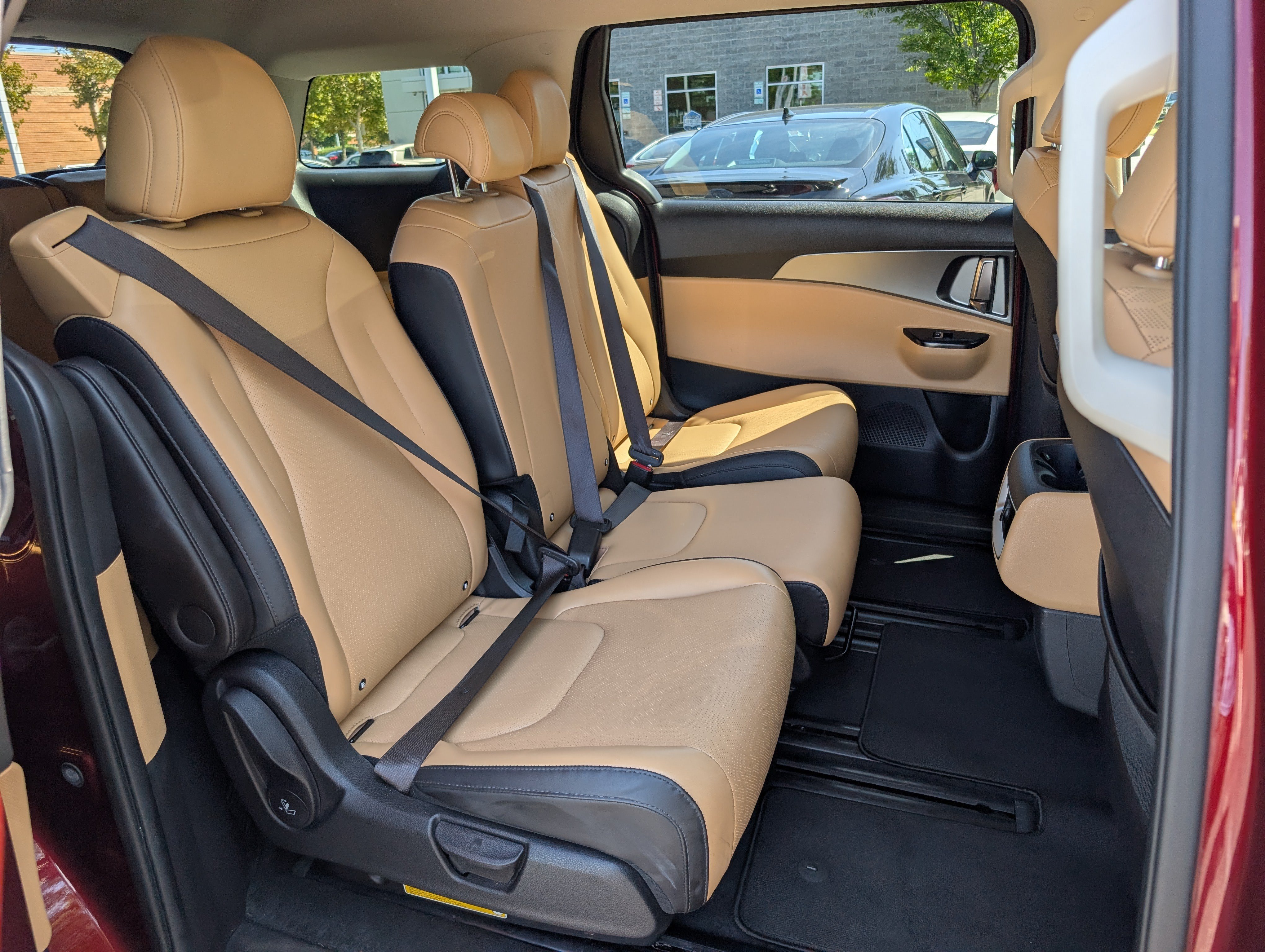 Used 2022 Kia Carnival LX FWD image 11
