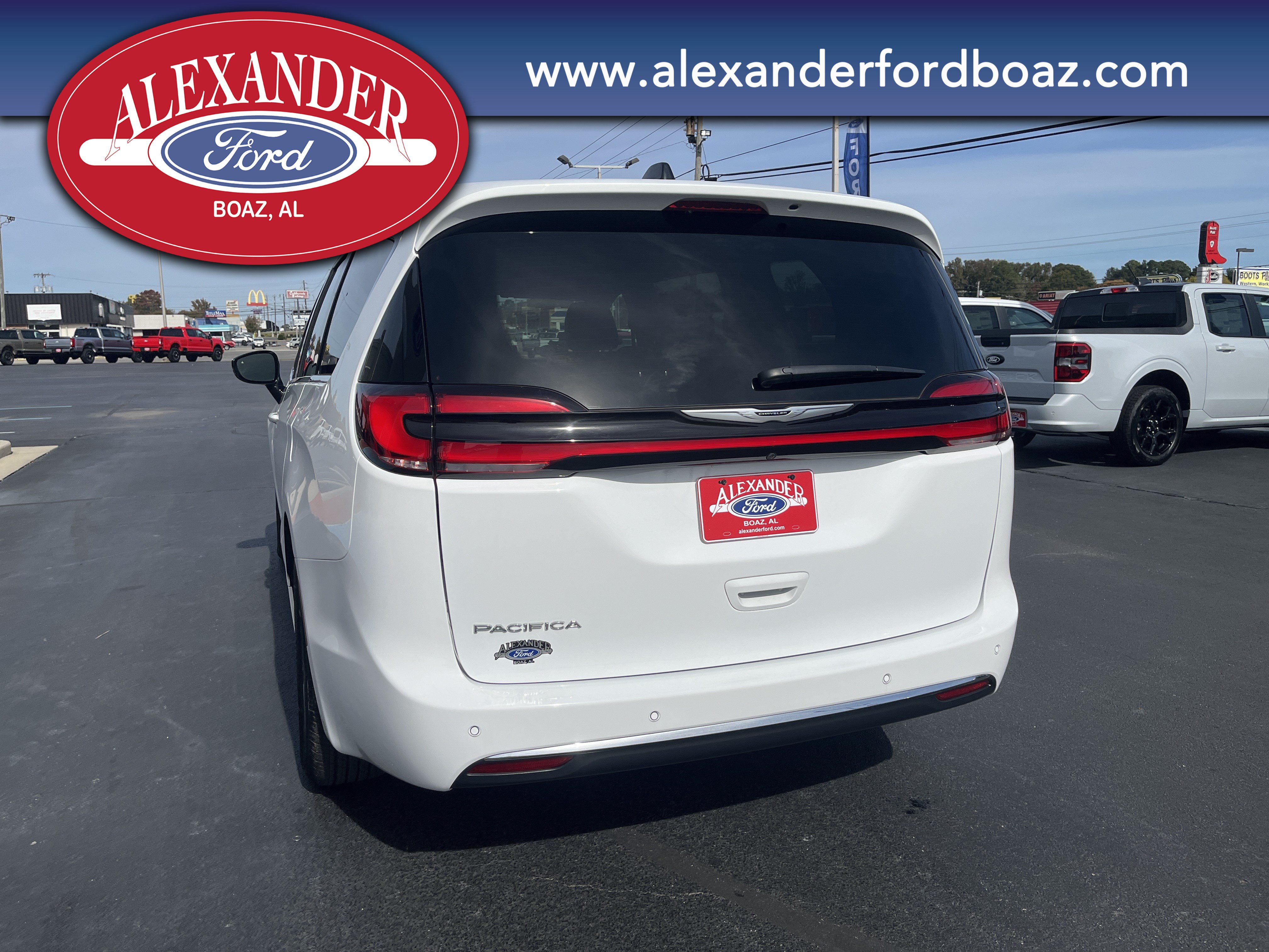 Used 2025 Chrysler Pacifica Select FWD image 6