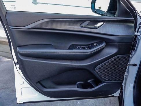 New 2025 Jeep Grand Cherokee Altitude image 22