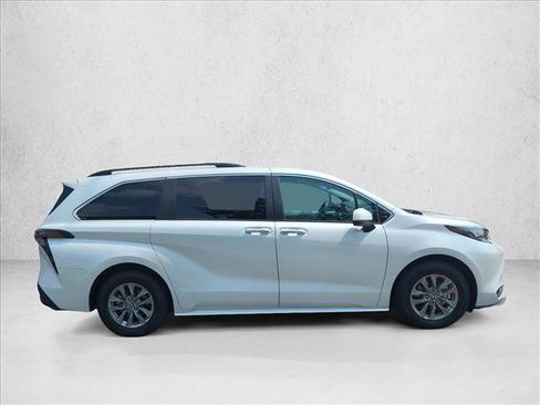 Used 2026 Toyota Sienna XLE FWD image 4