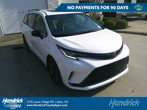 Used 2025 Toyota Sienna XSE image 1