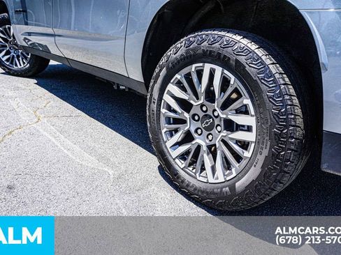 Used 2025 Chevrolet Suburban Z71 AWD/4WD image 16