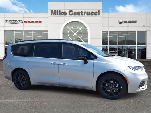 New 2026 Chrysler Pacifica Limited w/ S Appearance Package image 3