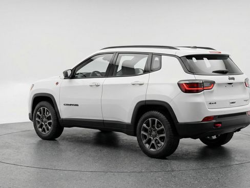 Used 2025 Jeep Compass Trailhawk AWD/4WD image 6