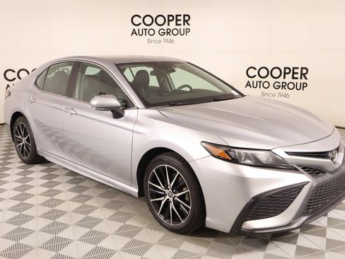 Used 2022 Toyota Camry SE FWD image 1