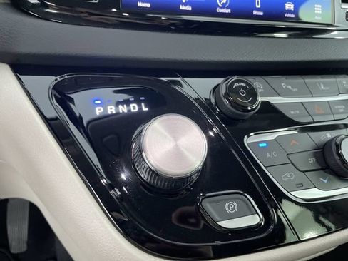 Used 2024 Chrysler Pacifica Touring-L FWD image 31