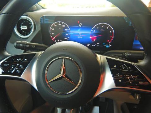 Used 2025 Mercedes-Benz GLA 250 4MATIC image 19