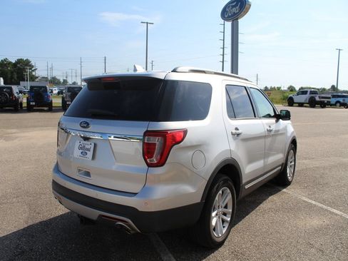 Used 2017 Ford Explorer XLT FWD image 5