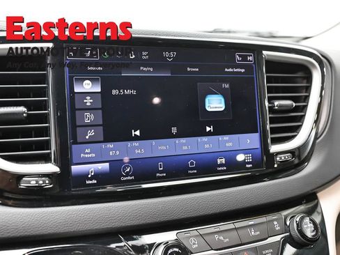 Used 2023 Chrysler Pacifica Touring-L FWD image 19
