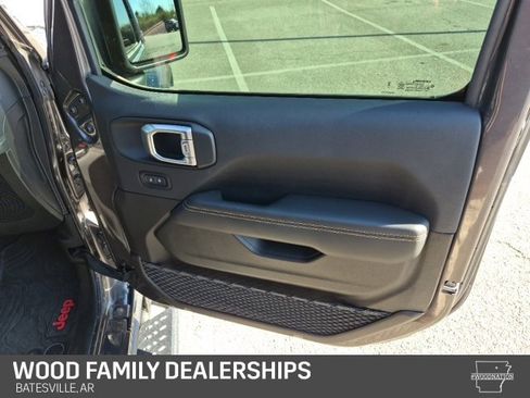 Used 2025 Jeep Wrangler Sahara image 32