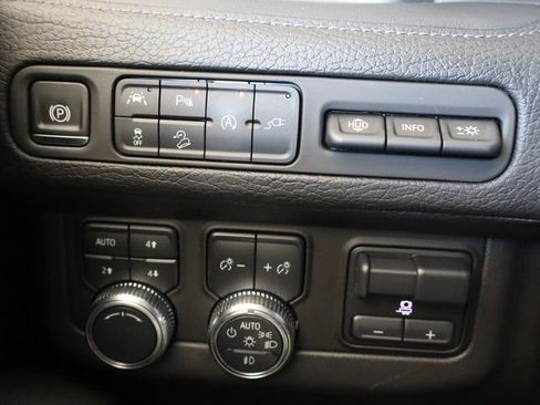 Used 2021 GMC Yukon XL Denali w/ Denali Premium Package image 28