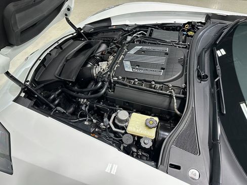 Used 2015 Chevrolet Corvette Z06 w/ 3LZ Preferred Equipment Group RWD image 4