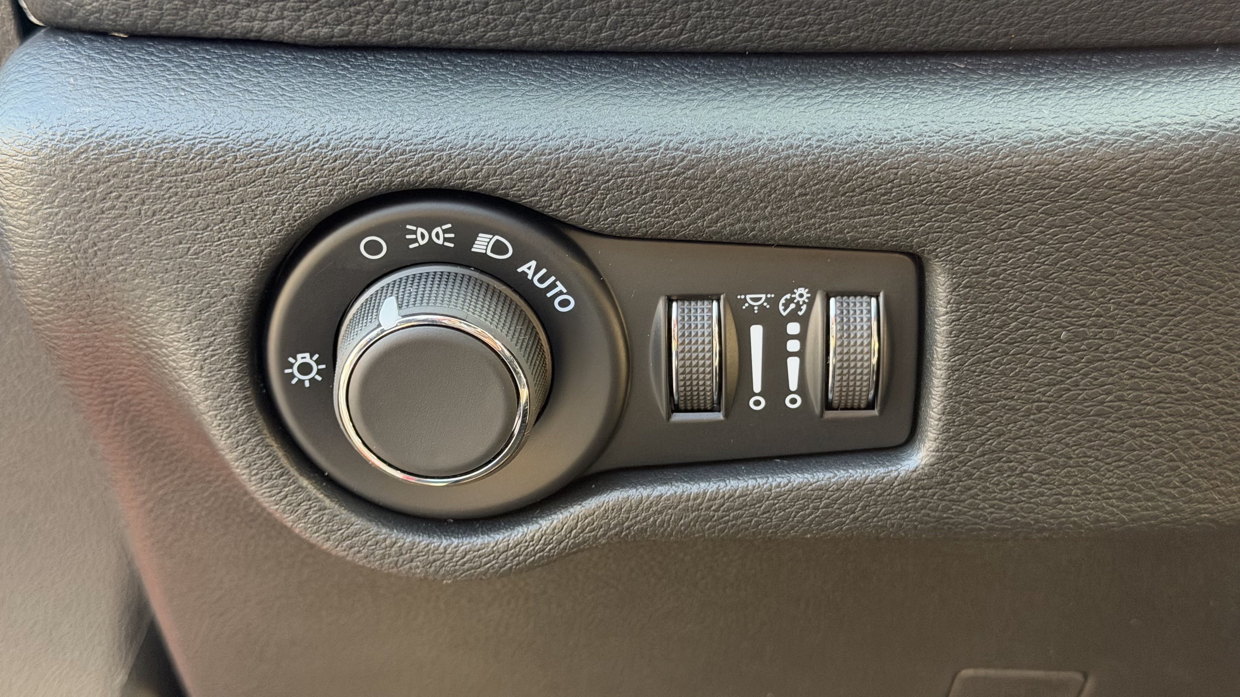 New 2027 Chrysler Pacifica Select w/ Family Tech Group AWD/4WD image 17