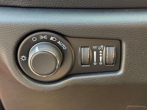 New 2027 Chrysler Pacifica Select AWD/4WD image 17