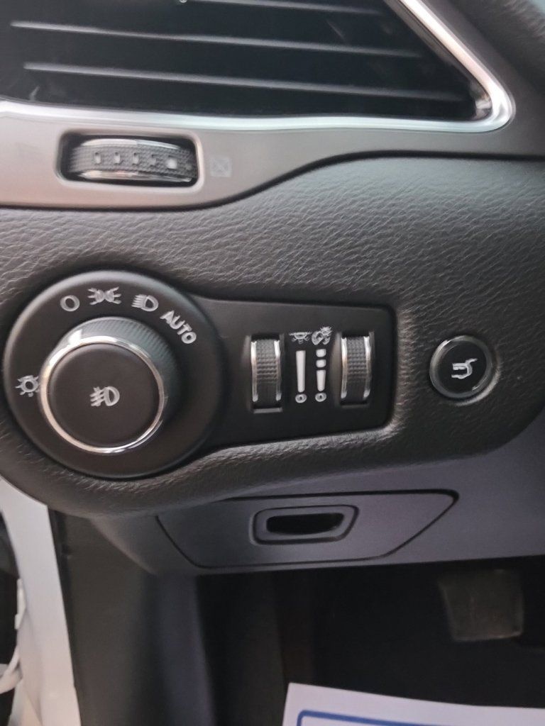 Used 2019 Jeep Cherokee Limited w/ Luxury Group AWD/4WD image 11