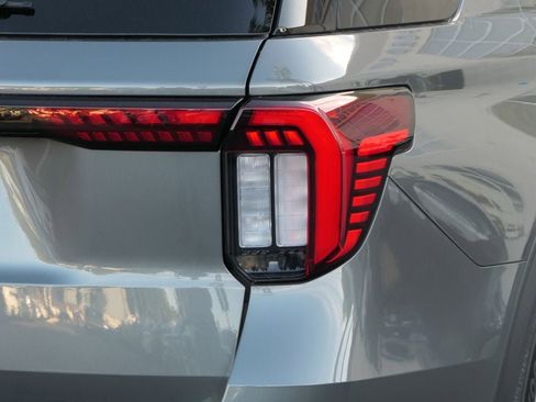 Used 2025 Ford Explorer Active w/ Active Comfort Package image 5