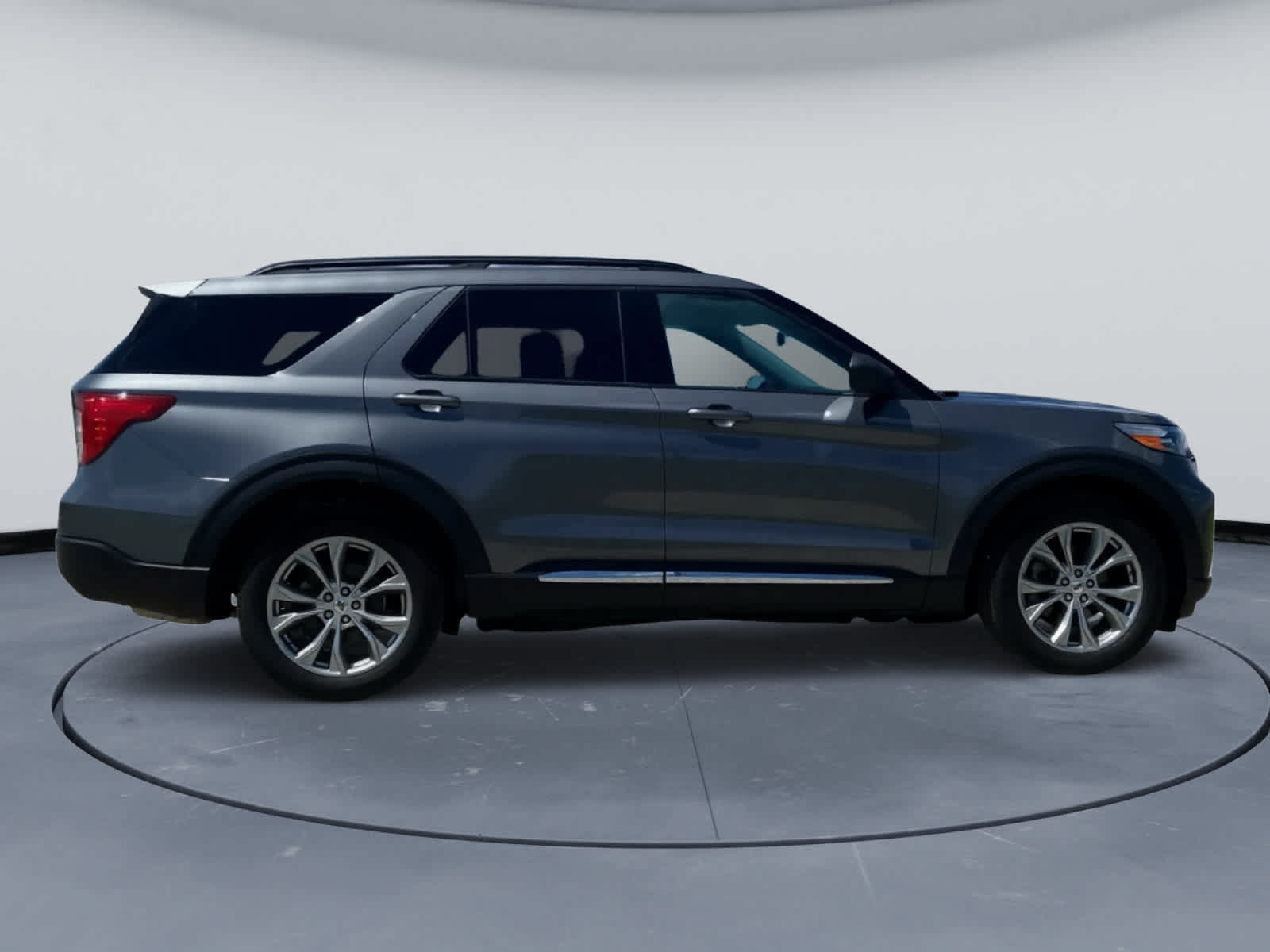 Used 2023 Ford Explorer XLT w/ Equipment Group 202A AWD/4WD image 5