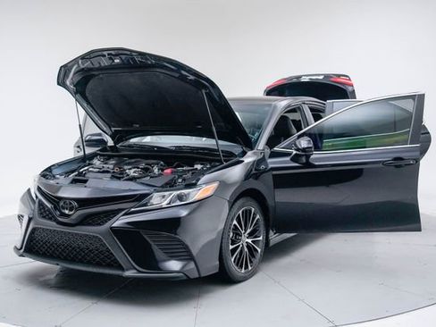 Used 2020 Toyota Camry SE image 17